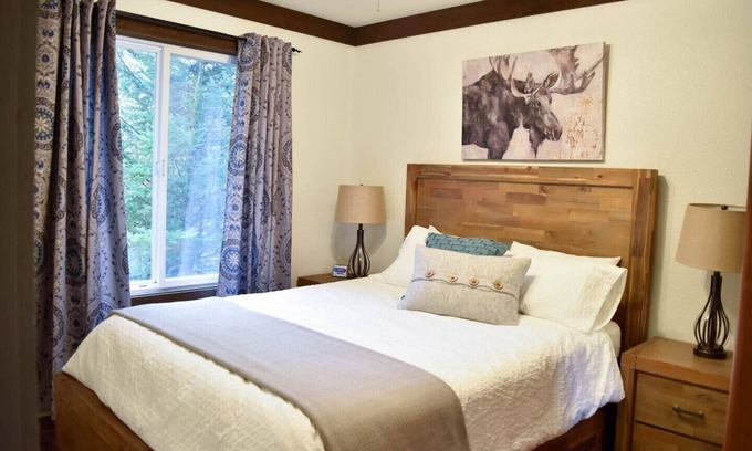 Harrison Hot Springs Cottage | 2-BEDROOM COTTAGE | QUEEN BED + 2 TWIN BEDS + QUEEN SOFA BED | UP TO 6 GUESTS