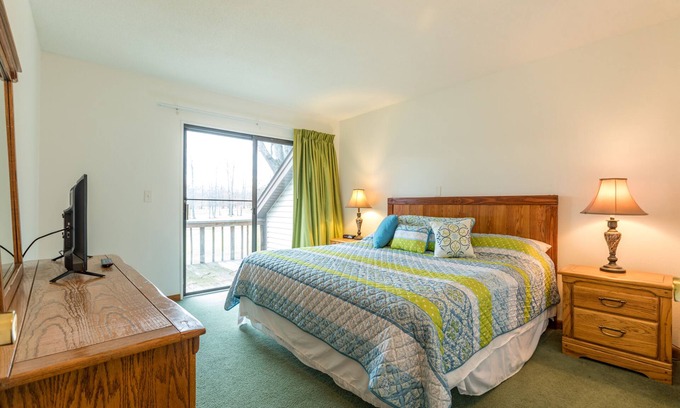 DuBois Condo | 2 Bedroom Condo in Lakeside Resort Community (1 King & 2 Queen Beds)