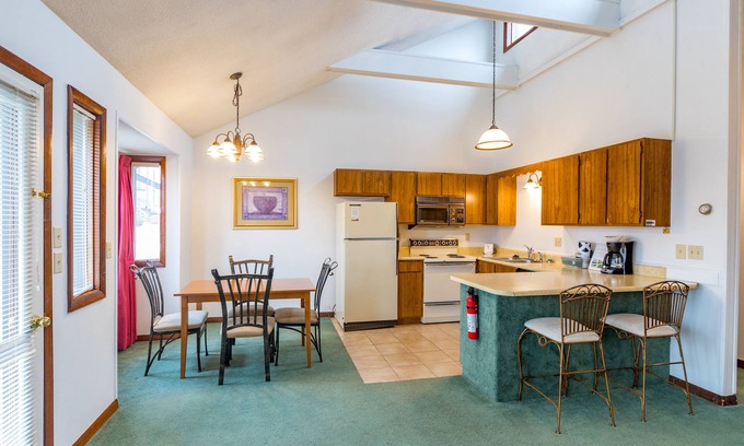 DuBois Condo | 2 Bedroom Condo in Lakeside Resort Community (1 Queen & 2 Twin Beds)