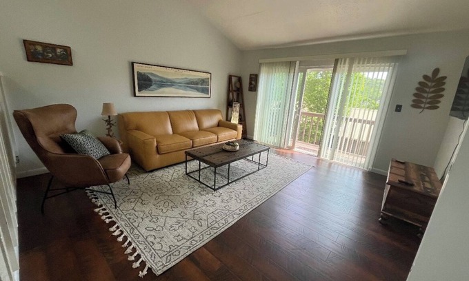 Holiday Island Condo | 2-bedroom condo in cozy Holiday Island with AC, WiFi