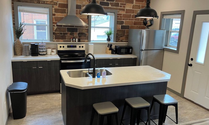 Marshall Apartment | 2 Bedroom - Convenient & Comfy Downtown Apartment