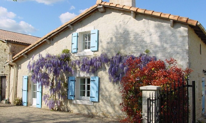 Brulain Cottage | 2 bedroom cottage close to Niort with indoor pool