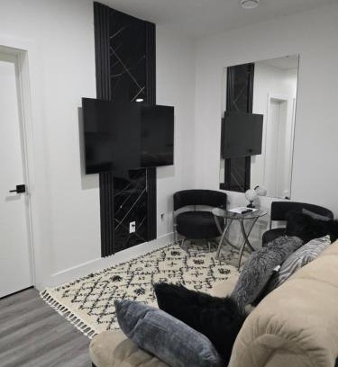 Northeast Edmonton Apartment | 2 bedroom cozy suite in NW edmonton with separate entrance, FreeWifi, driveway Parking, Netflix, AC, airport pickup
