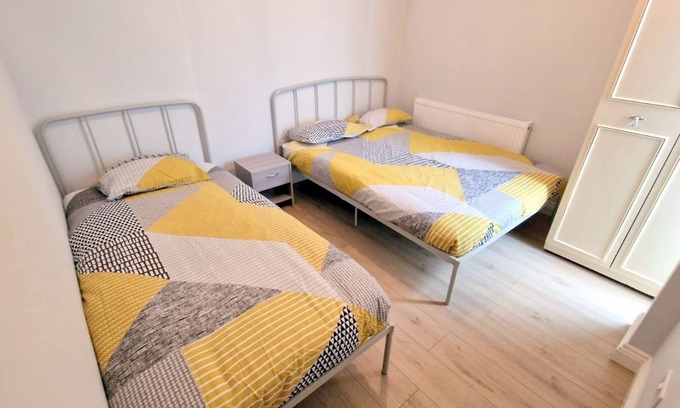 Sutton Central House | 2-bedroom House in South London - Sutton