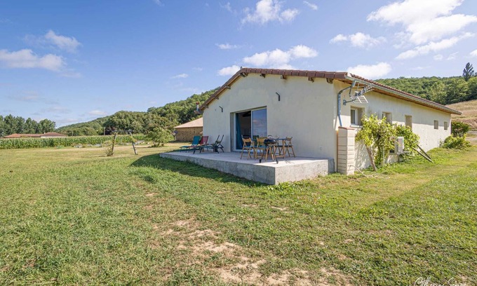 Sauviac House | 2-bedroom house with AC and WiFi in peaceful Sauviac with view over the Pyrénées