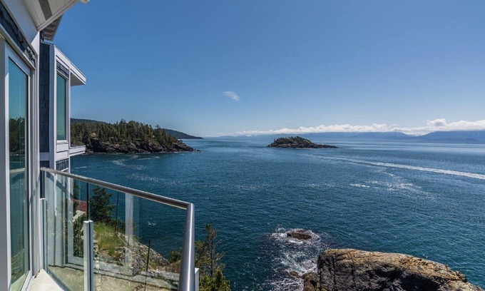 Juan de Fuca Electoral Area Resort | 2 Bedroom Luxury in Sooke