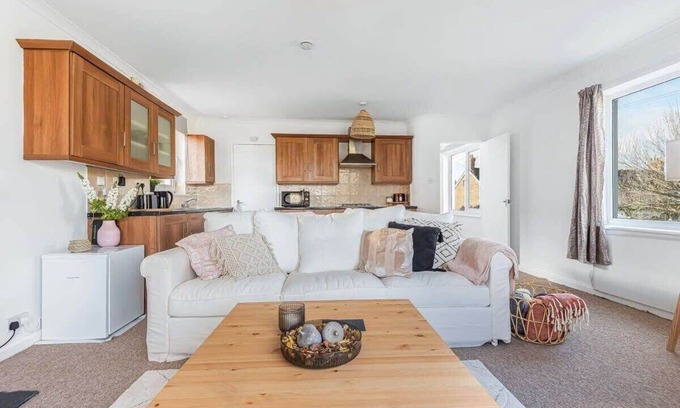 Five Oak Green Apartment | 2 Bedroom Maisonette with Parking and WiFi
