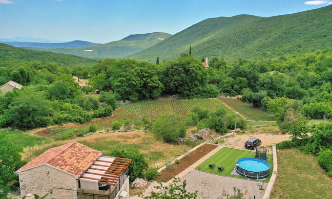 Runovici House | 2 bedroom nice home in Runovici