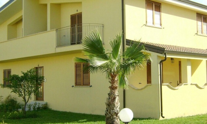 Caulonia Apartment | 2 Bedroom, sleeps 4-6, Direct access to beach, Private Parking for one car.