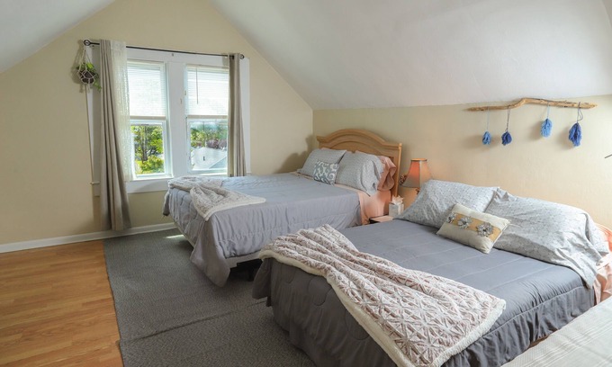 Long Branch Apartment | 2 Bedroom Sleeps 6. 1 blocks from Pier Village