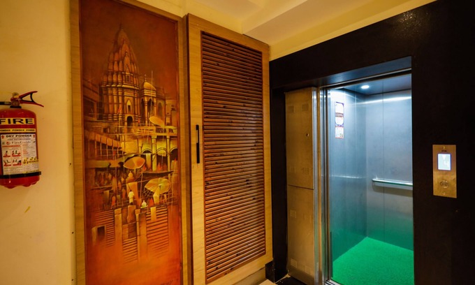 Mahmoorganj Apartment | 2-bedroom spacious apartment with large TV, AC, WiFi nr Kashi Vishwanath Temple