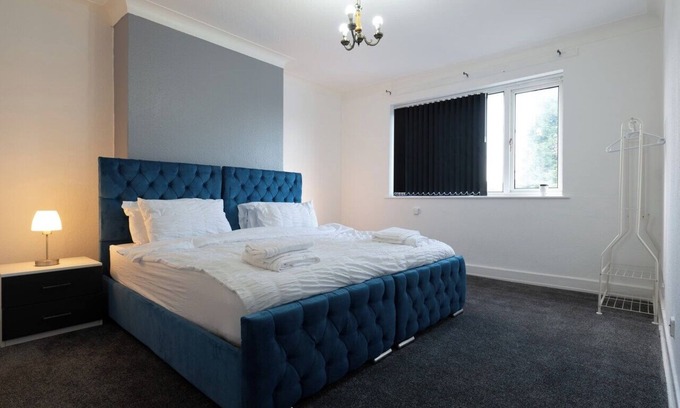 Stoke-on-Trent Apartment | 2-bedroom- Stoke-on-Trent-Sleeps 5-PetsOk