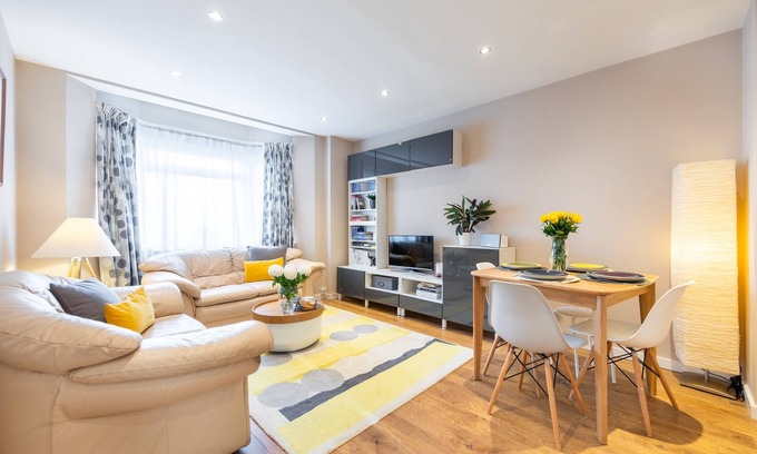 Southfields Apartment | 2 bedroom stylish flat: quiet area, good transport links