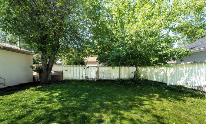 Haysboro House | 2 Bedroom Suite | Elegant & Cozy Guest Suite|15 mins to Downtown