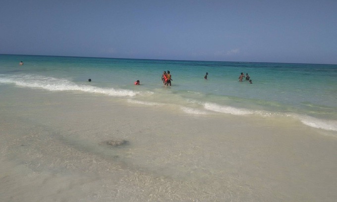 Silver Sands Apartment | 2 BEDROOM SUITE-STEPS TO WHITE SAND BEACH