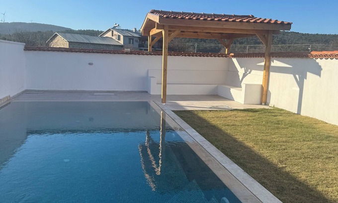 Urla Villa | 2-bedroom villa in charming Uzunkuyu urla with private pool AC, WiFi brand new