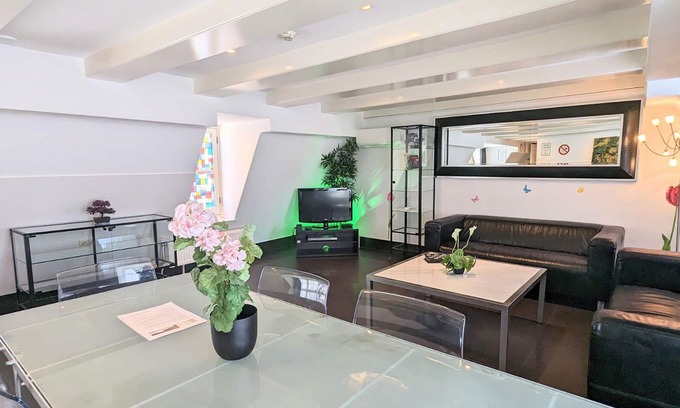 Red Light District Apartment | 2 Bedrooms Apartment with Balcony in Amsterdam City Center