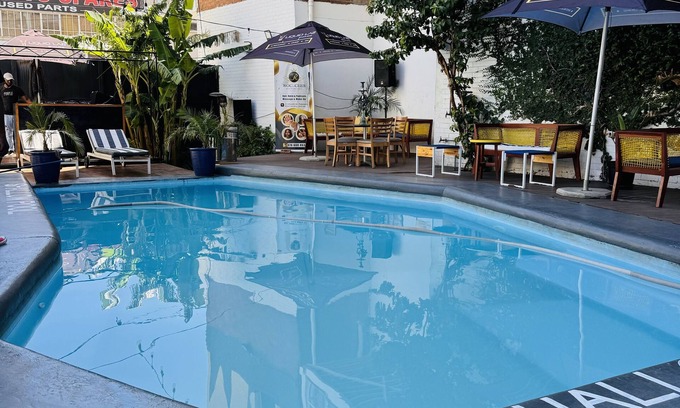 Downtown Johannesburg Apartment | 2 bedrooms apartment in the heart of Maboneng. Unlimited WiFi, Netflix and Dstv