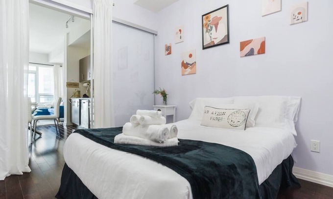 Moss Park Apartment | 2 bedrooms apartment in a Chic condo in the heart of Toronto