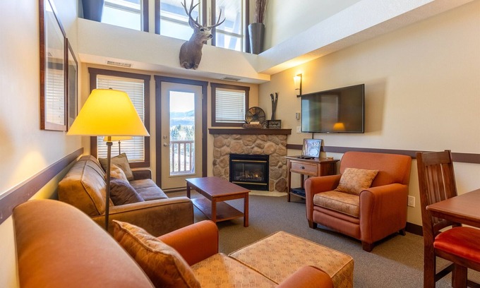 East Kootenay Condo | 2 Bedrooms | Mountain Views l AC