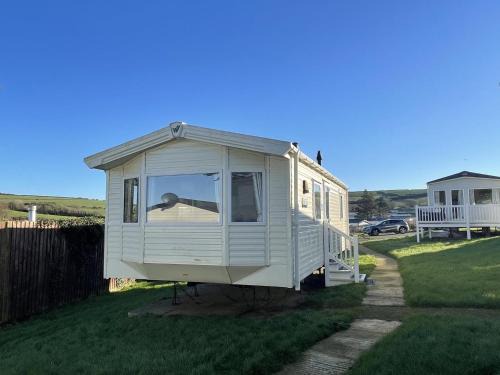 Newquay Ski Chalet | 2 Bedrooms Sleeps 6 Fast WiFi Pets Ok