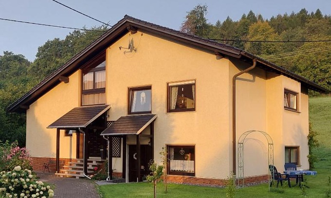 Westerburg Apartment | 2 Bett Ferienwohnung Kirschblüte