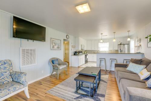 Fulton House | 2 Blocks to Bay Misty Harbor Rockport Home