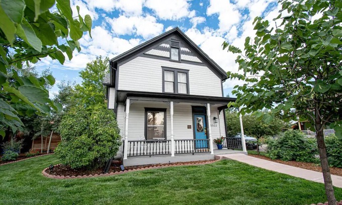 Littleton House | 2 blocks to Main St Littleton 🌻 Garden 🐾 Fenced Yard 🌲 Zero Cleaning Fee!