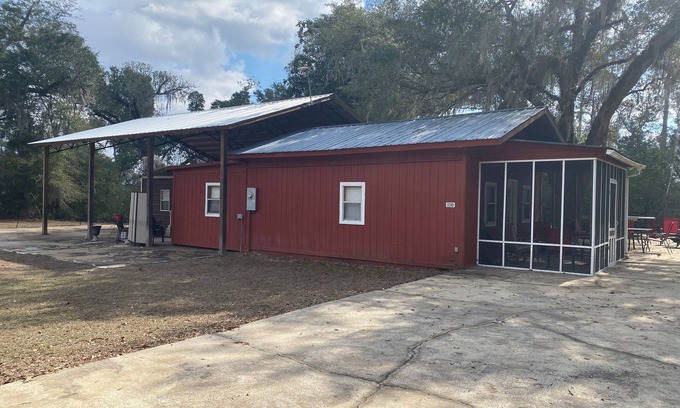 Donalsonville Cabin | 2 BR 2 Bath Cabin on private 1.5 acres.Huge cement pad for parking. No clay road