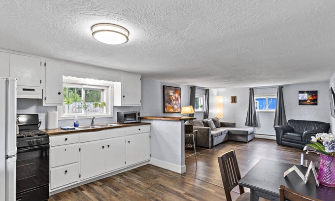 North Star Cottage | #2 Charming Midtown Bungalow/Fire-Pit + BBQ