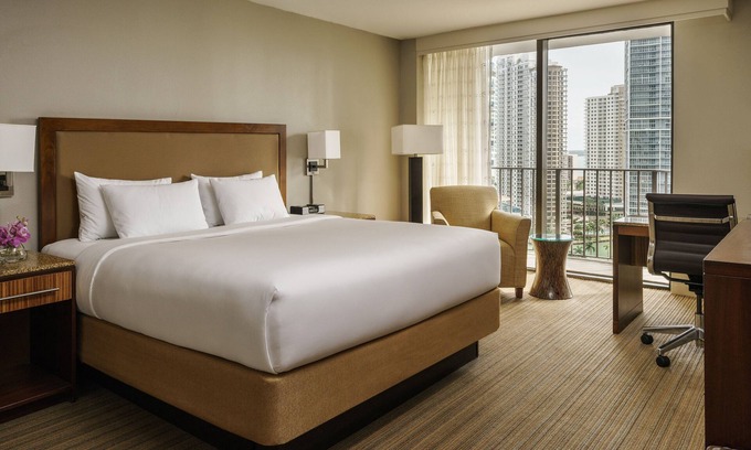 Downtown Miami Hotel | 2 Connecting Suites at a 4⭐️ Hotel