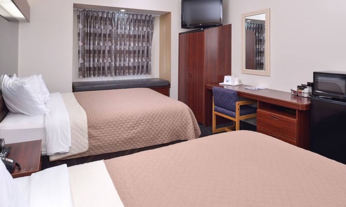 Maryville Hotel | 2 Convenient Rooms on East 1st Street and US Highway 71 | Free Breakfast