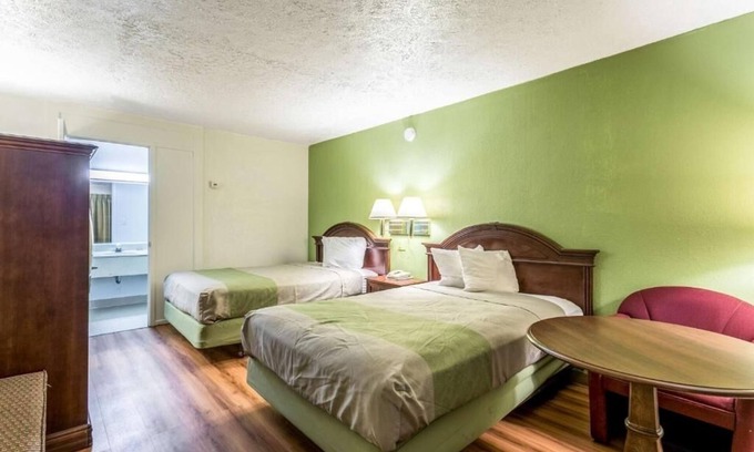 Edgewood Hotel | 2 Delightful Rooms Near Edgewood Parks w/Breakfast & Free Coffee in Lobby