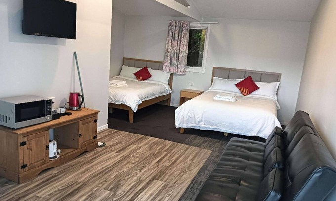 Kawaha Point Ski Chalet | 2 double and 1 sofa beds chalet 7D