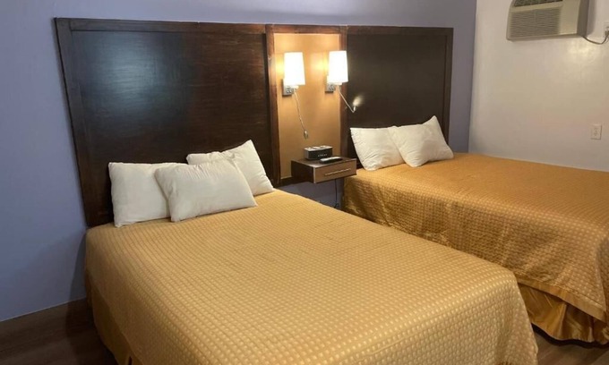 North Tonawanda Hotel | 2 Double Beds Stay for Family Fun! Scottish Inns, Parking, Near Niagara Falls