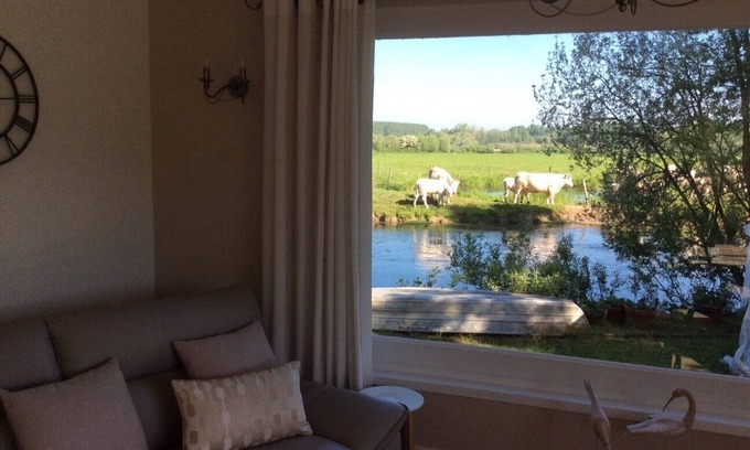 Nampont House | 2 ensuite bedrooms, a spacious, well appointed Gîte overlooking the River Authie