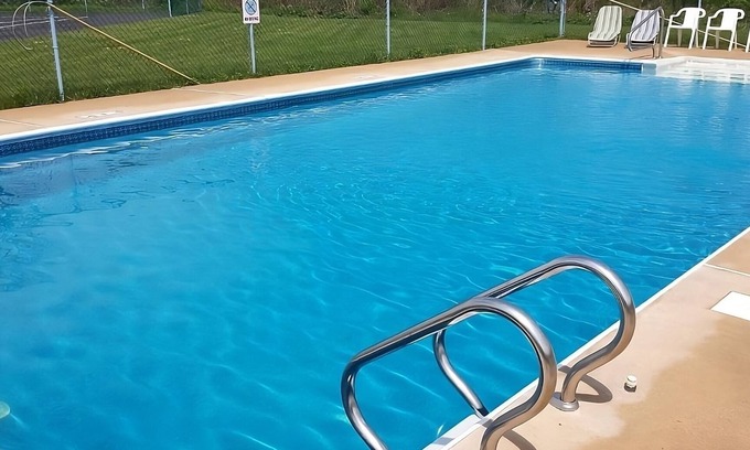 Campbelltown Hotel | 2 Family-Friendly Units! Minutes to Tanger Outlets Hershey, FREE Onsite Parking!