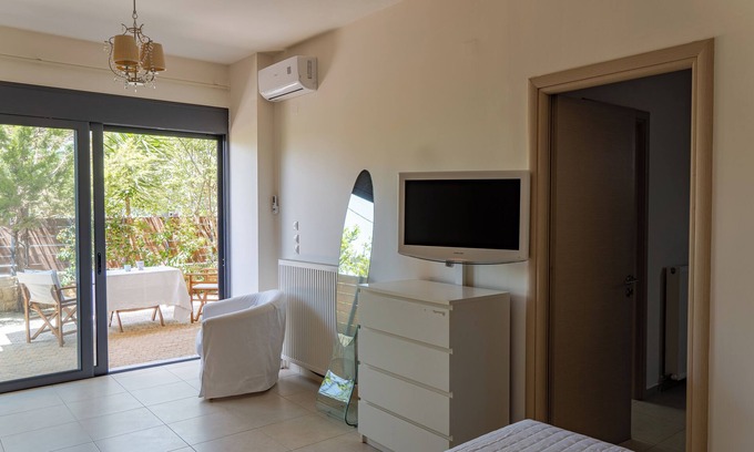 Chania Town House | 2-floor house, free parking, 10 min from city center, for families and groups.