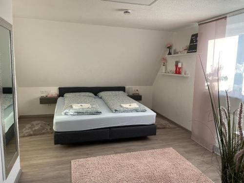 Memmingen House | #2 Großes Zimmer mit Pool und Garten