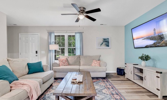 Wilmington House | 2 houses 1 mile to UNCW 4 miles to beach Grill Patio Pet friendly Parking