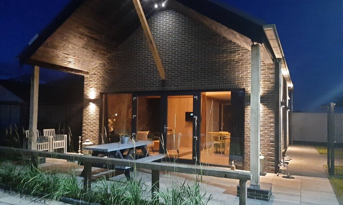 Dirkshorn House | 2 huizen naast elkaar honden welkom omheinde tuin 10 km strand, sauna, buitenbad