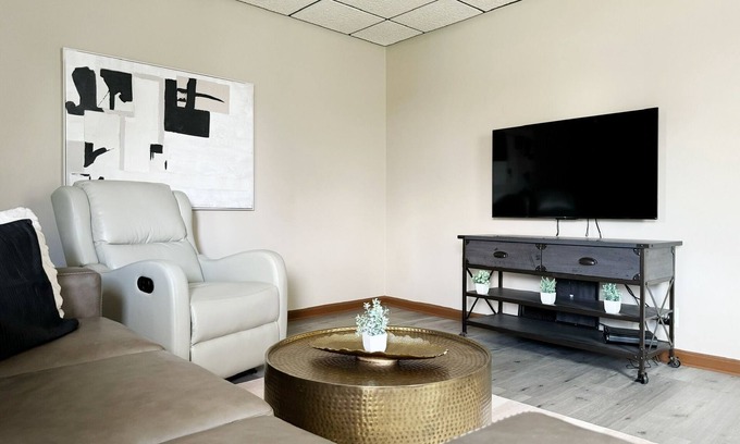 Evansville House | 2 KING BR/1BA In Evansville, IN Fenced in Yard. Fast wifi. Washer and Dryer