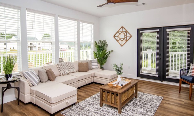 Oxford Condo | π2 King Suites 3 Minute Drive to All in Oxford πn