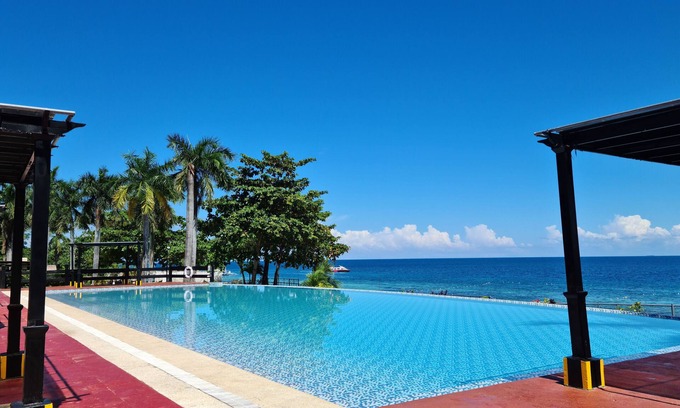 Lapu-Lapu Condo | 2 Lux. 2BR-condos next door total 4BR - B-2 pools - beach amazing seaviews