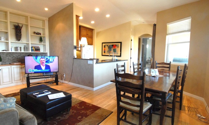 South Oceanside House | 2-Master Suites , 4-bikes, walk to beach/restaurants, A/C