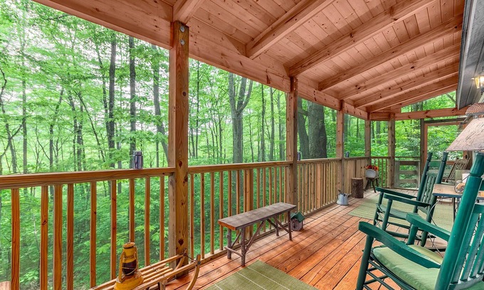 Maggie Valley House | 2 Master Suites - Hot Tub - Porch - Fire Pit - Wi-Fi - Clean - Cozy - 5 Stars!