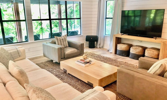Burnet House | 2 Masters, 2 Living rooms, w/Paddleboards. Serene Waters.