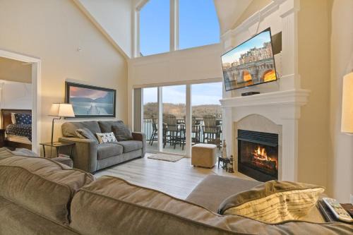 Camdenton Apartment | 2 Mi to Christmas Village Lakefront Camdenton Gem