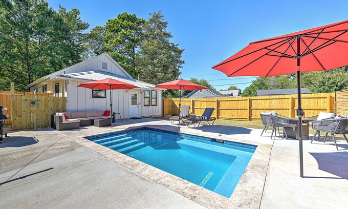 Rogers House | .2 mi to Downtown Rogers, Heated pool on Bike Trail, King Bed, Fire table