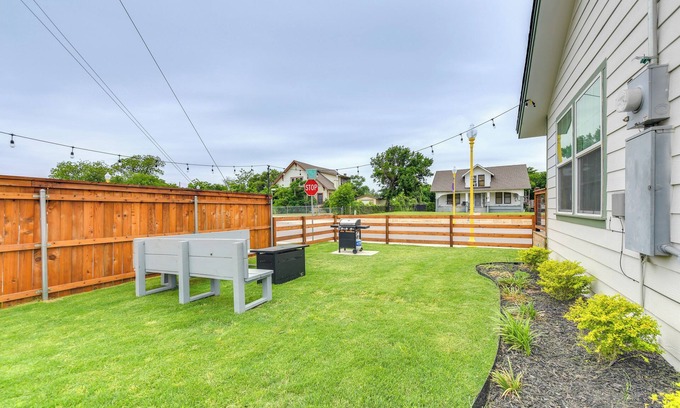 East Riverside Apartment | 2 Mi to Dtwn: Chic Waco Studio w/Fire Pit!